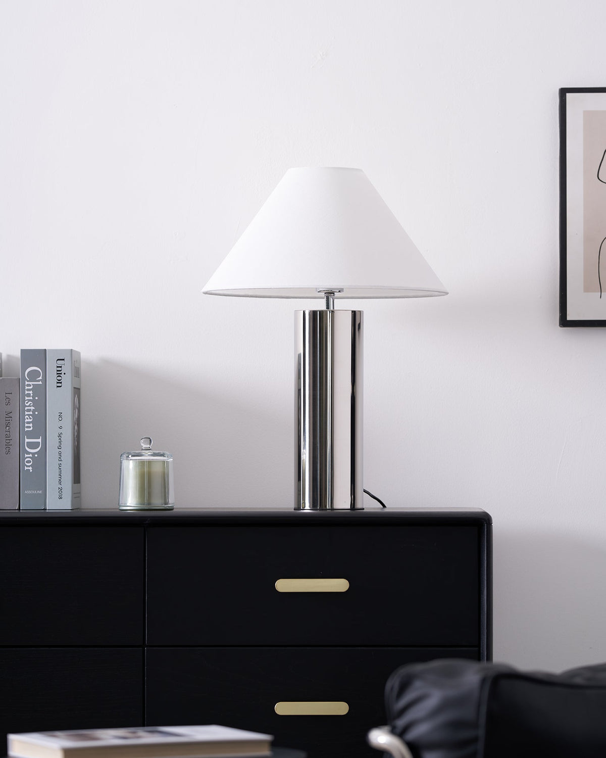 Lámpara de mesa cromada Silvera en un salón minimalista – imagen 19