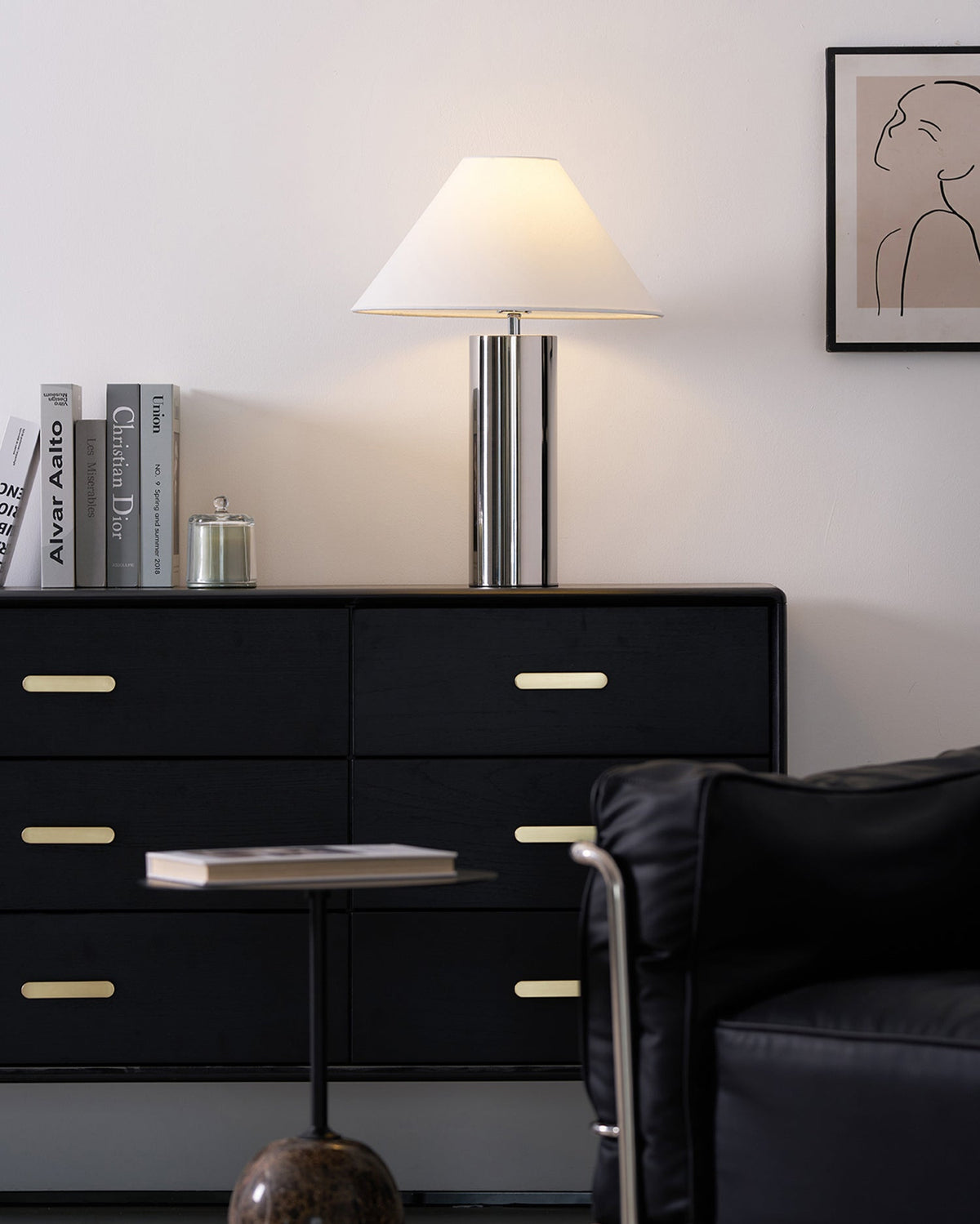 Lámpara de mesa cromada Silvera en un salón minimalista – imagen 20