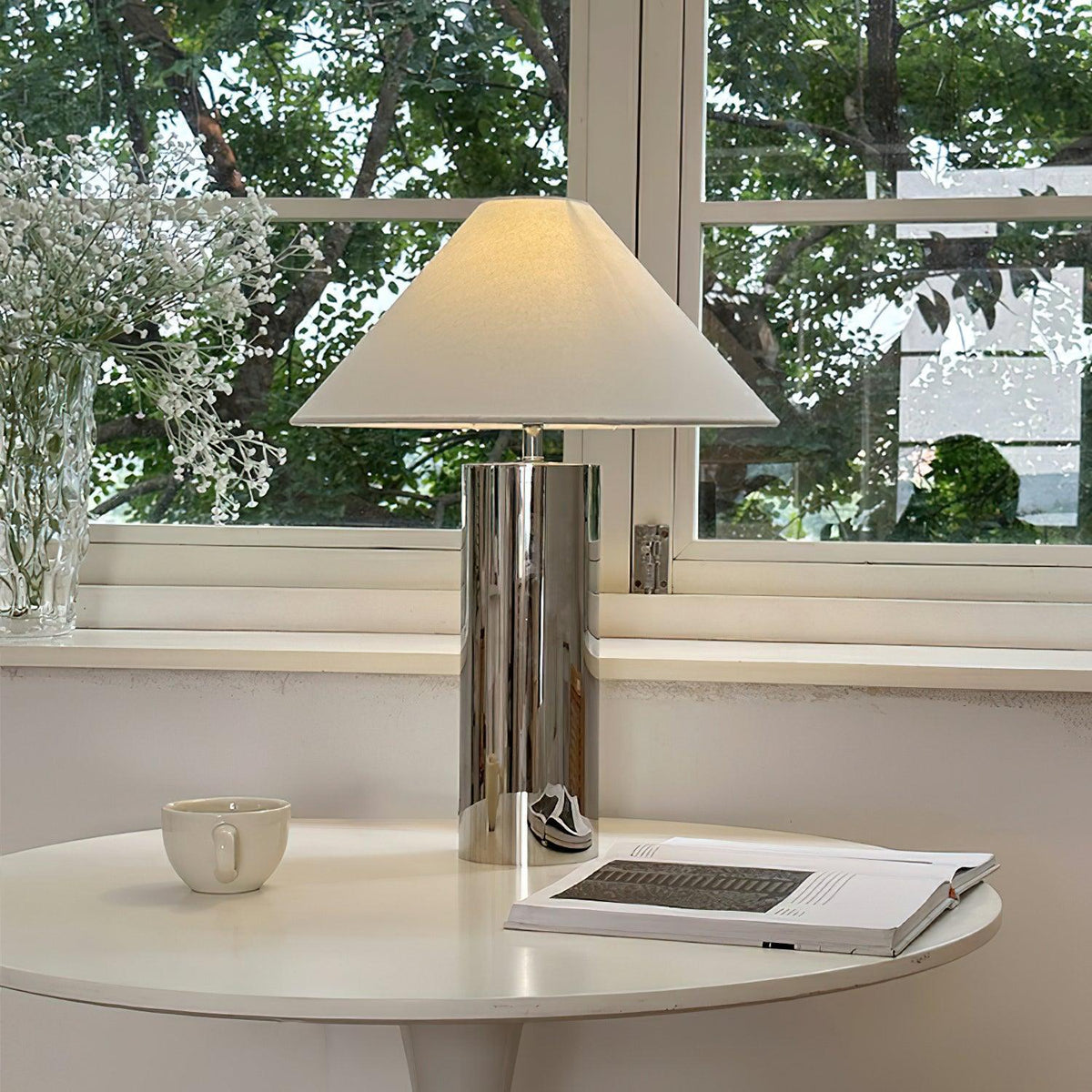 Lámpara de mesa cromada Silvera en un salón minimalista – imagen 4