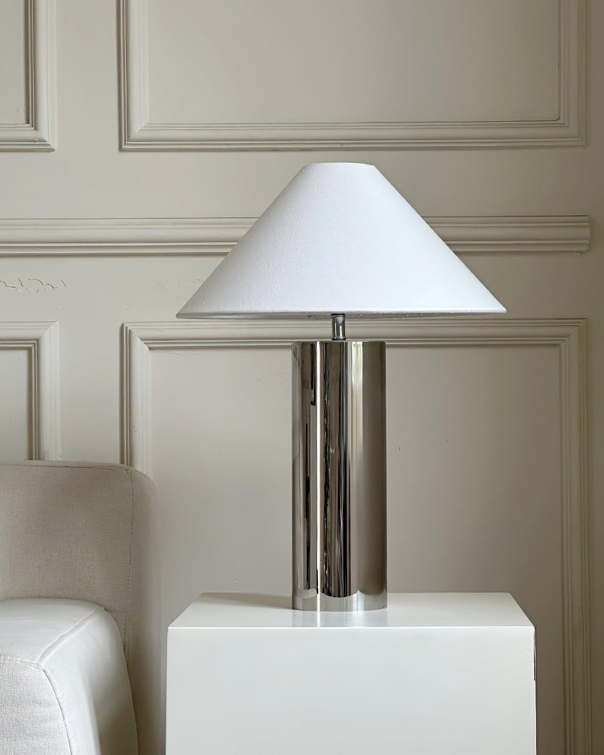 Lámpara de mesa cromada Silvera en un salón minimalista – imagen 5