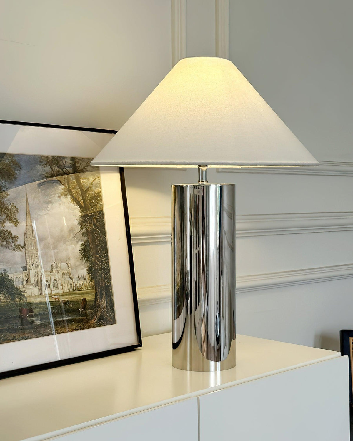 Lámpara de mesa cromada Silvera en un salón minimalista – imagen 6