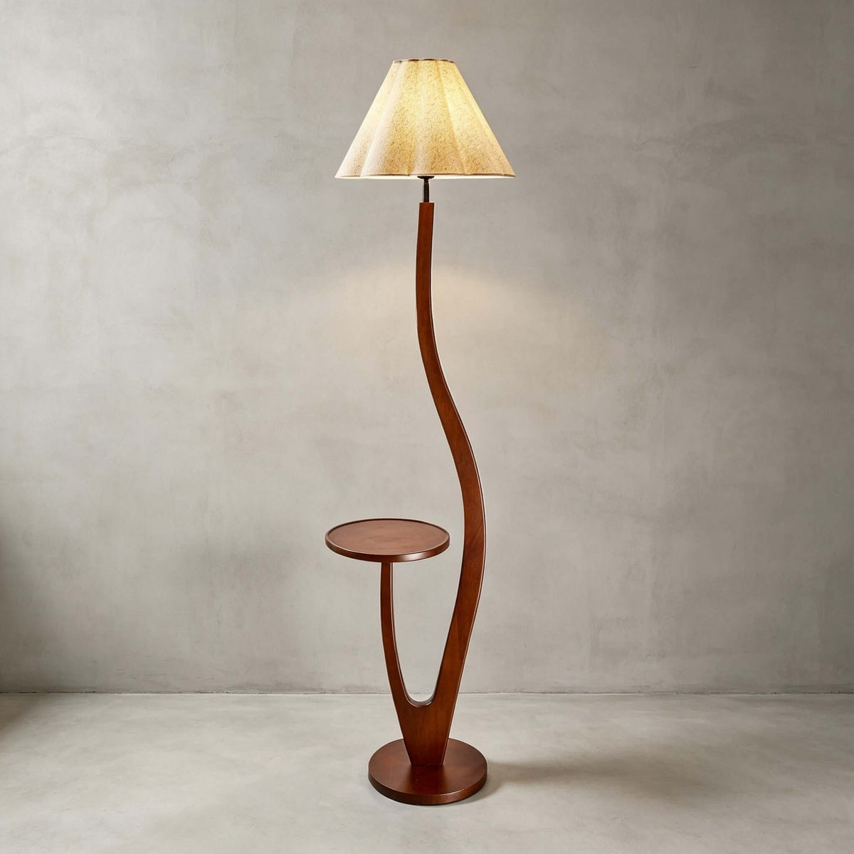 Lámpara de pie de madera con mesita Sinoria – con pantalla de tela plisada