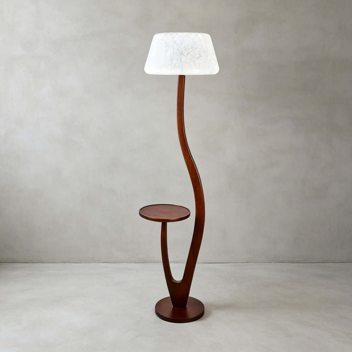 Lámpara de pie de madera con mesita Sinoria – con pantalla de seda texturizada