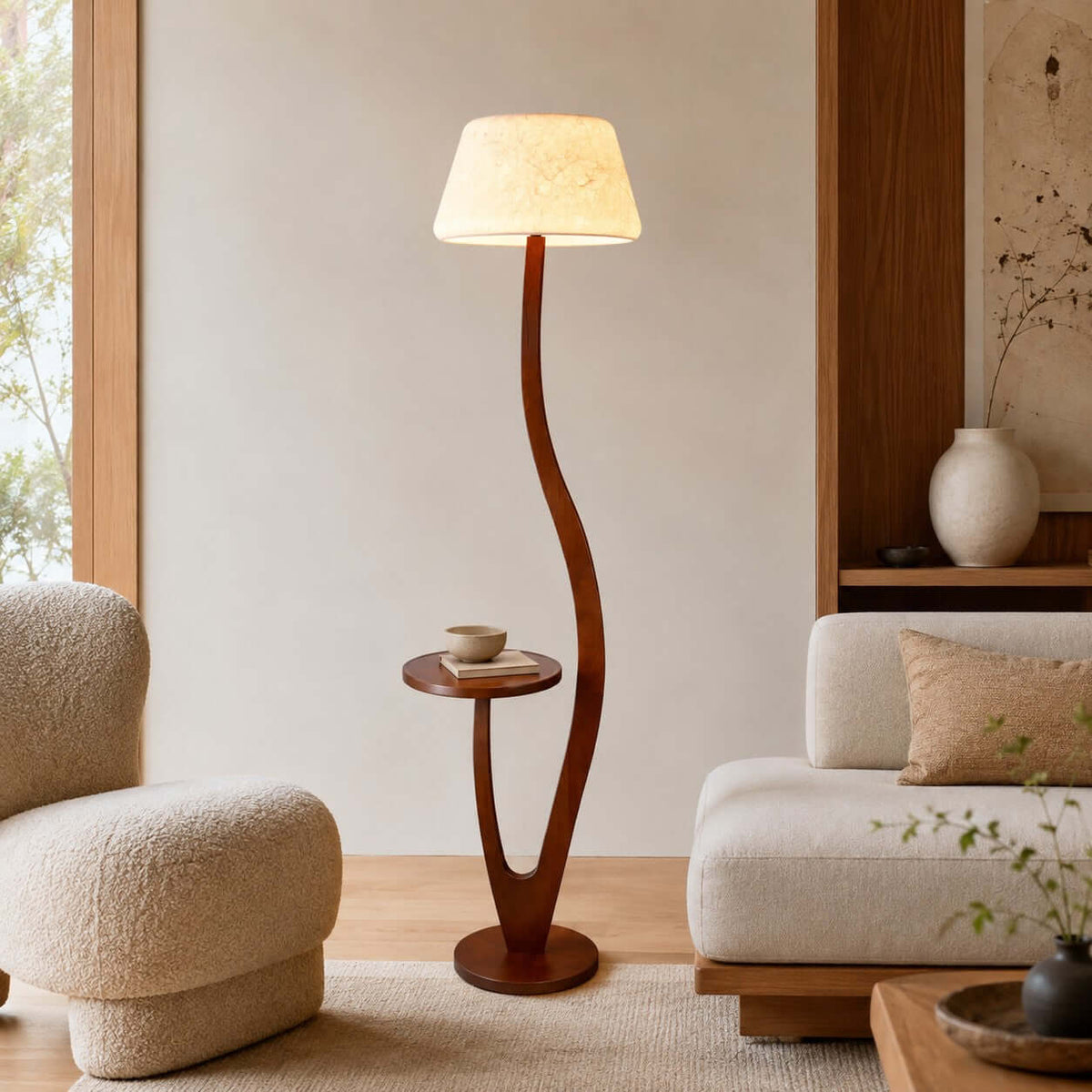 Lámpara de pie de madera con mesita Sinoria en un salón acogedor – imagen 7