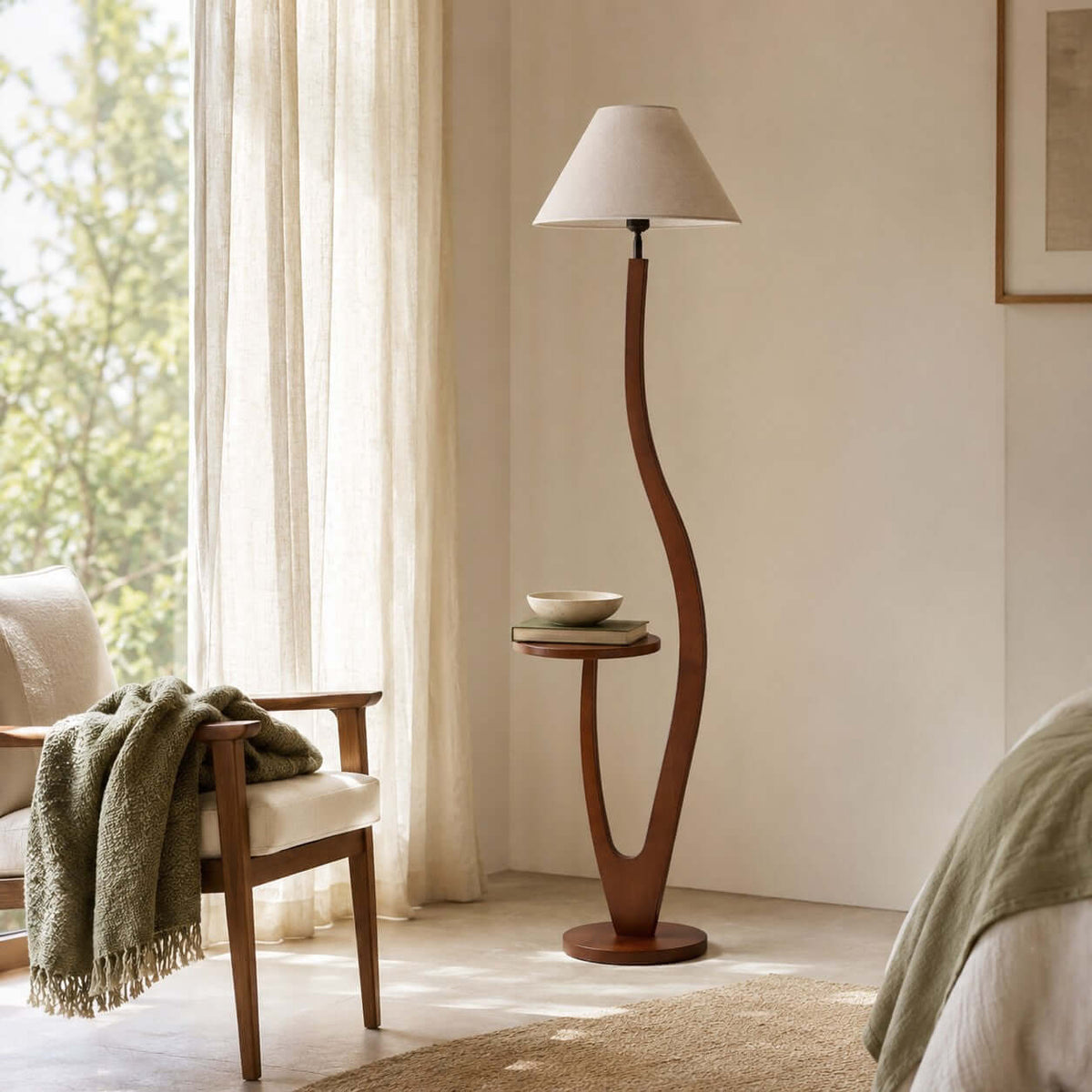 Lámpara de pie de madera con mesita Sinoria en un salón acogedor – imagen 11