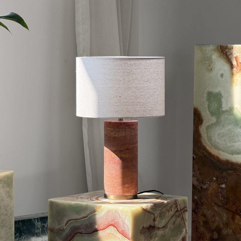 Lámpara de mesa de piedra Sivana – travertino rojo con pantalla de lino