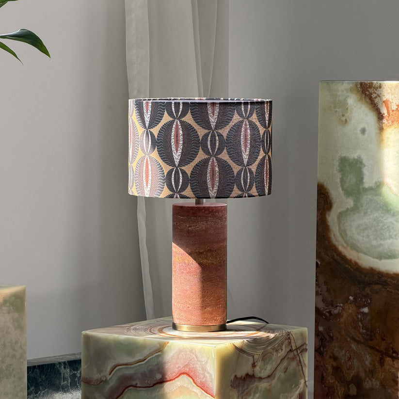 Lámpara de mesa de piedra Sivana – travertino rojo con pantalla estampada
