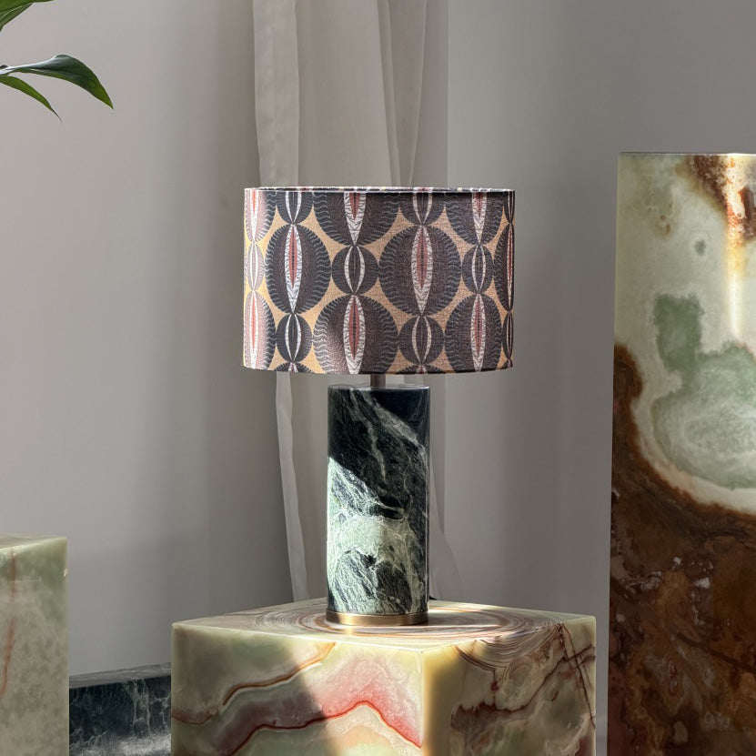 Lámpara de mesa de piedra Sivana – mármol verde con pantalla estampada