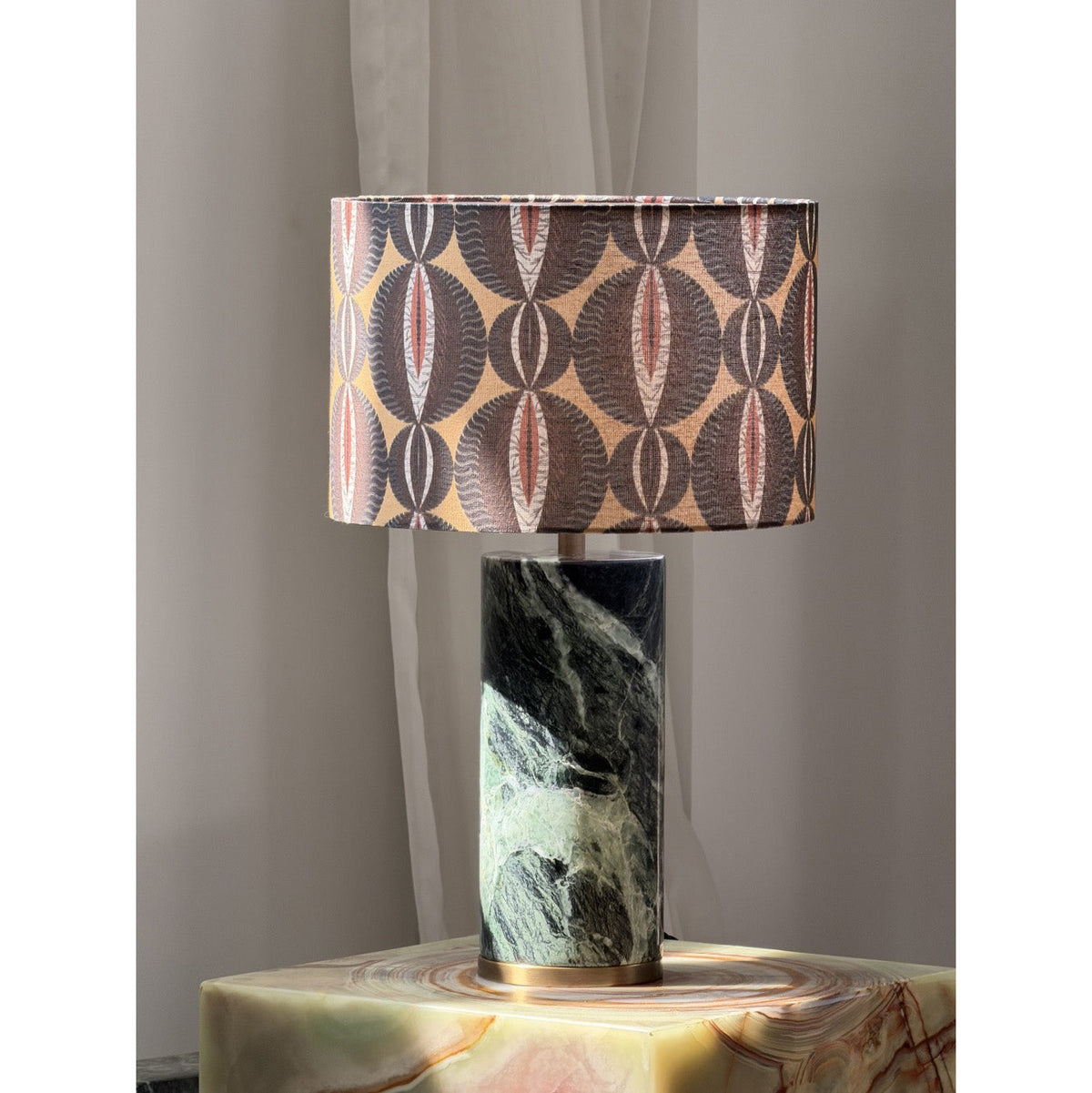 Lámpara de mesa de piedra Sivana – pantalla estampada encendida