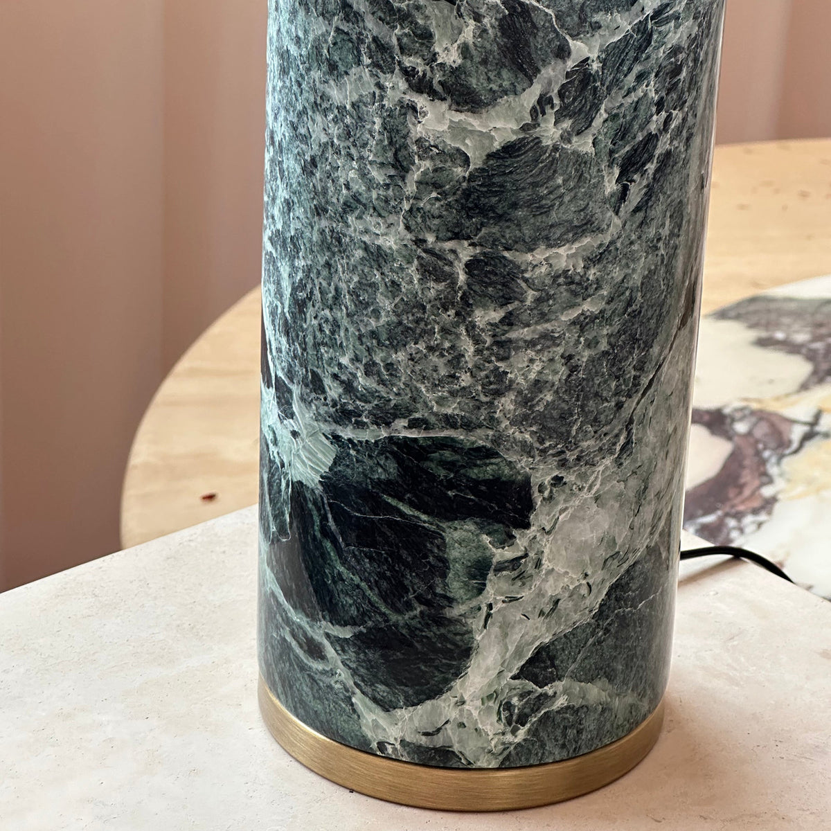 Lámpara de mesa de piedra Sivana – detalle del mármol verde y el aro dorado