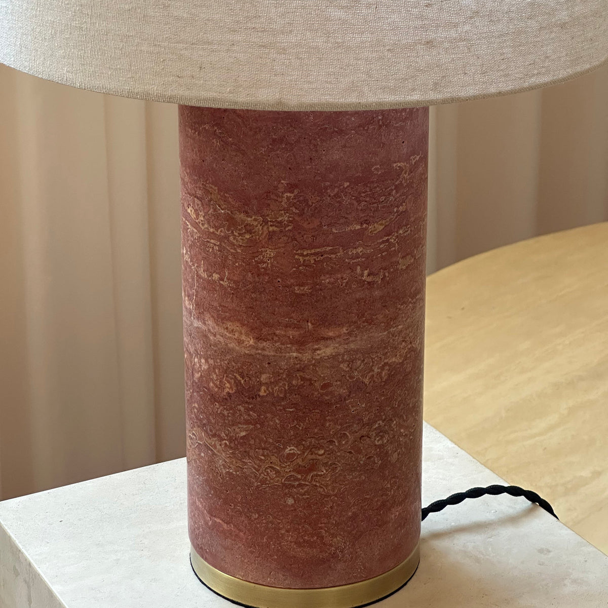 Lámpara de mesa de piedra Sivana – detalle de la columna de travertino rojo