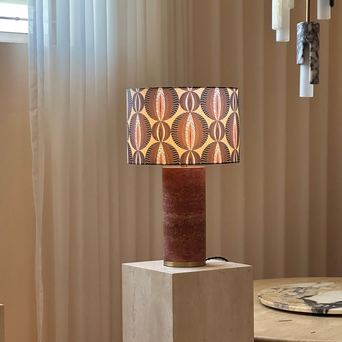 Lámpara de mesa de piedra Sivana – pantalla estampada sobre travertino rojo