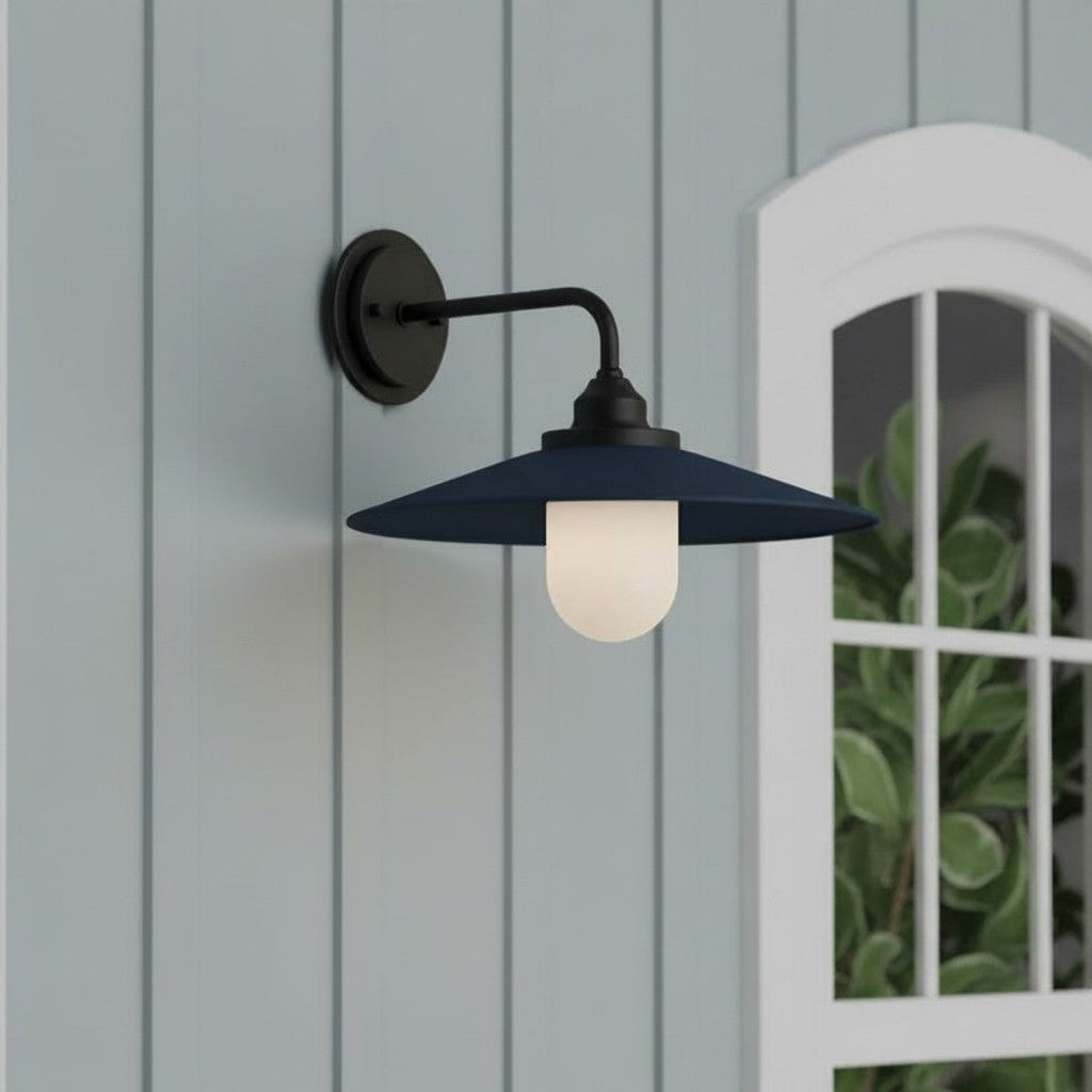 Aplique de pared exterior Idena en una fachada de madera blanca – imagen 10