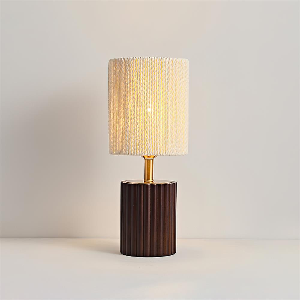 Lámpara de mesita Soguela de madera acanalada – en color nogal con pantalla beige
