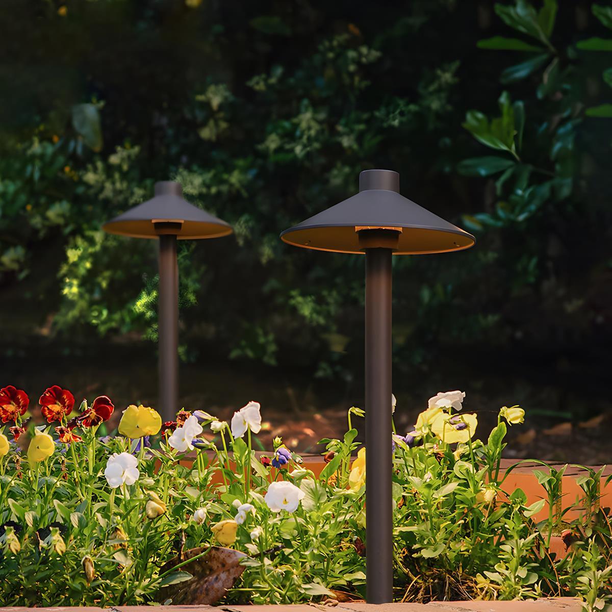 Baliza solar de jardín Kemora – junto a un parterre de flores