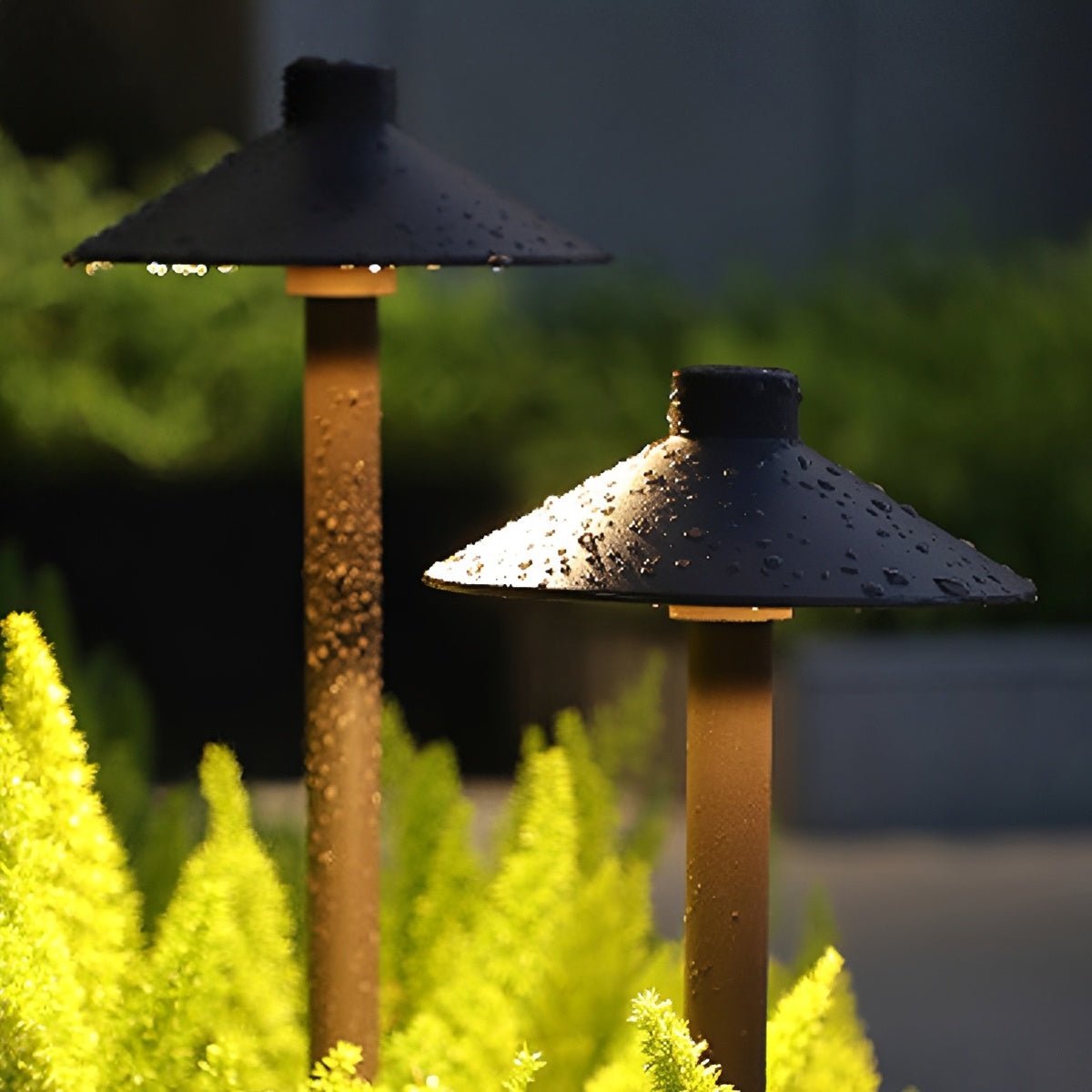 Baliza solar de jardín Kemora en un jardín exterior – imagen 4