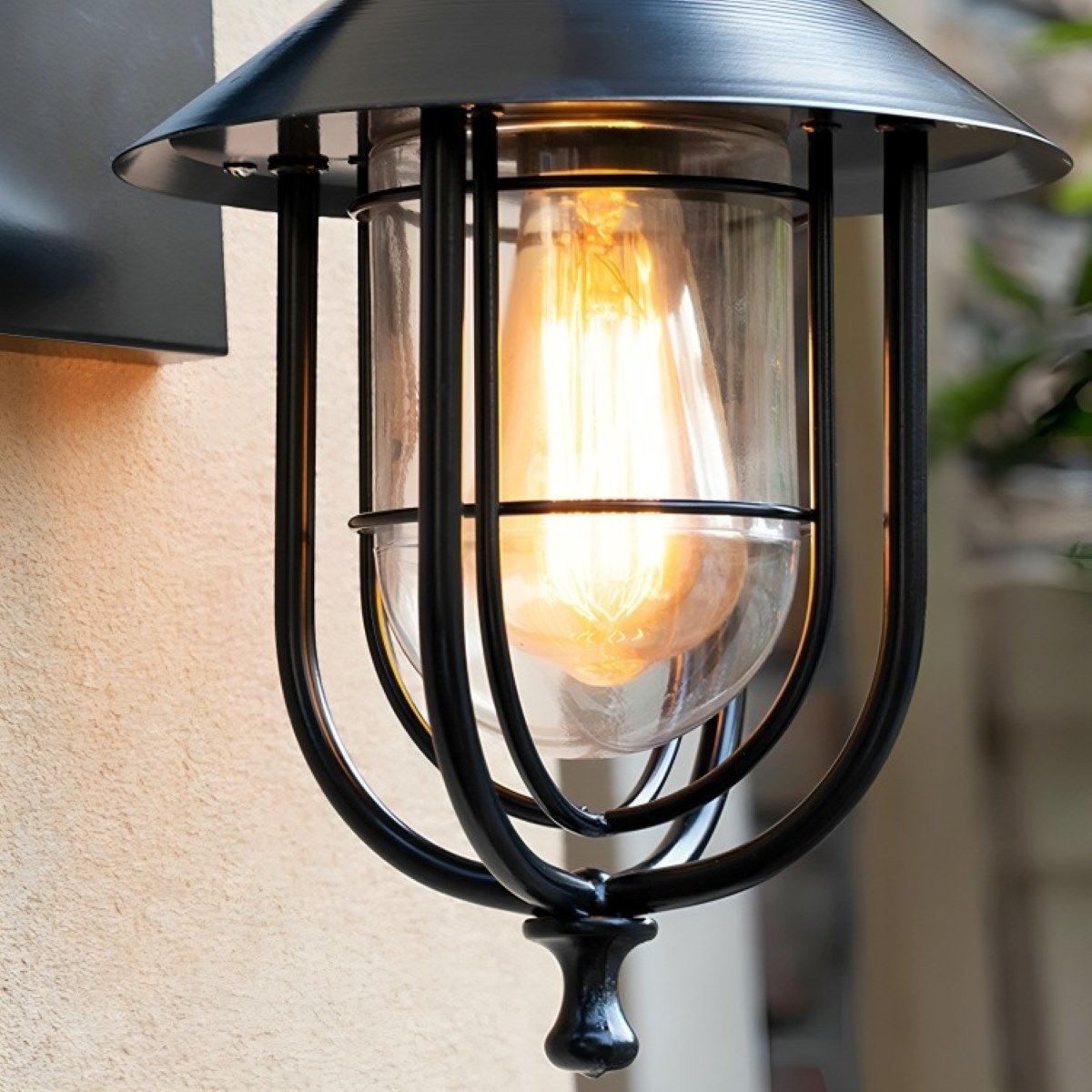 Aplique de pared exterior Jaulina – detalle del farol encendido