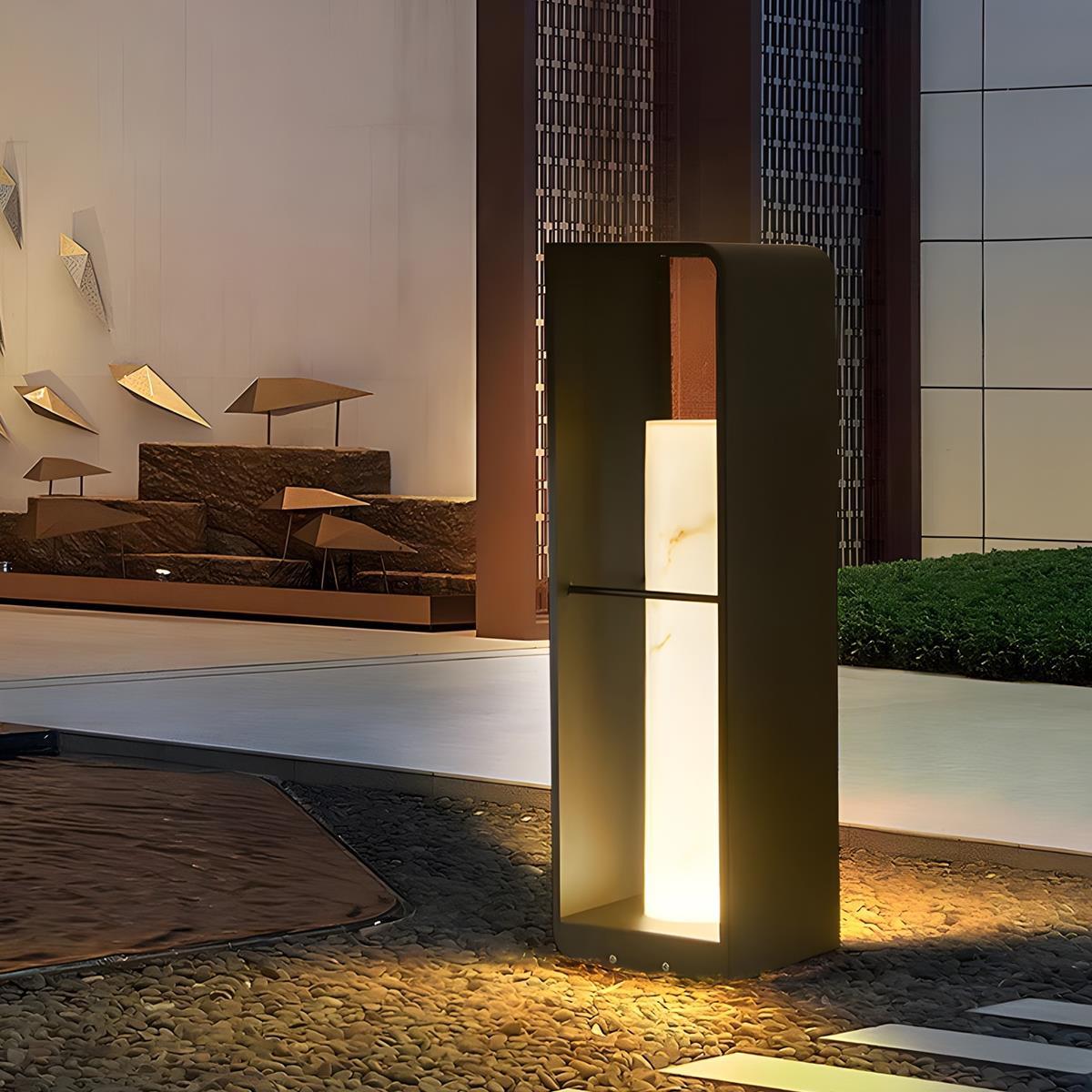 Farol LED de jardín Molvela – modelo alto junto a la casa