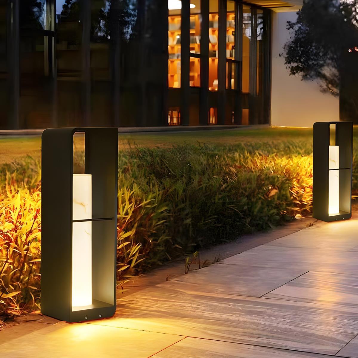 Farol LED de jardín Molvela – en un jardín con césped
