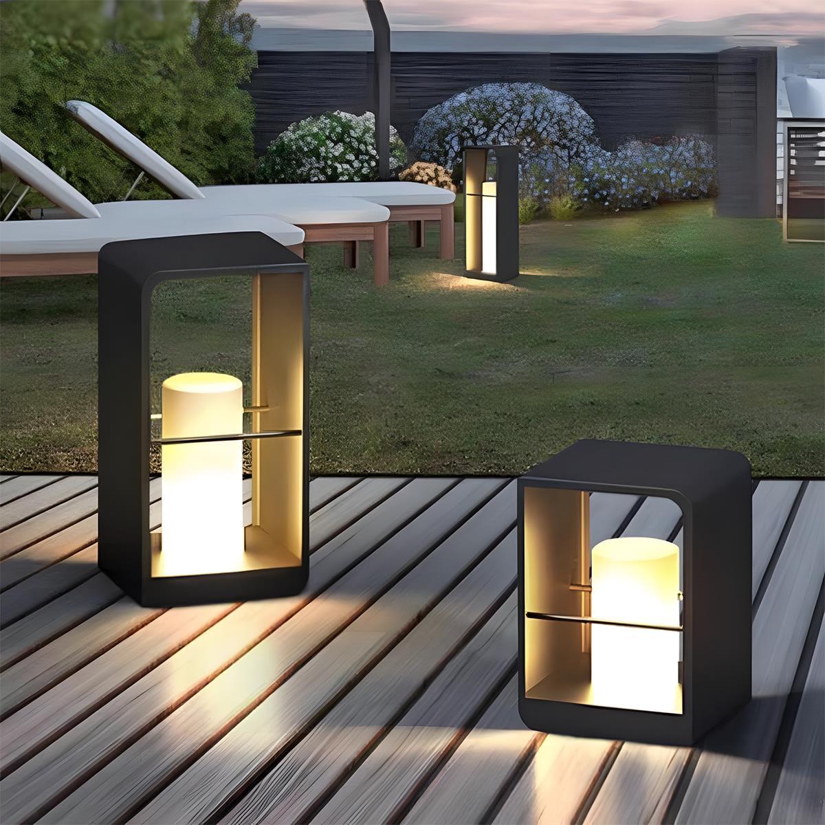 Farol LED de jardín Molvela – dos tamaños sobre una tarima