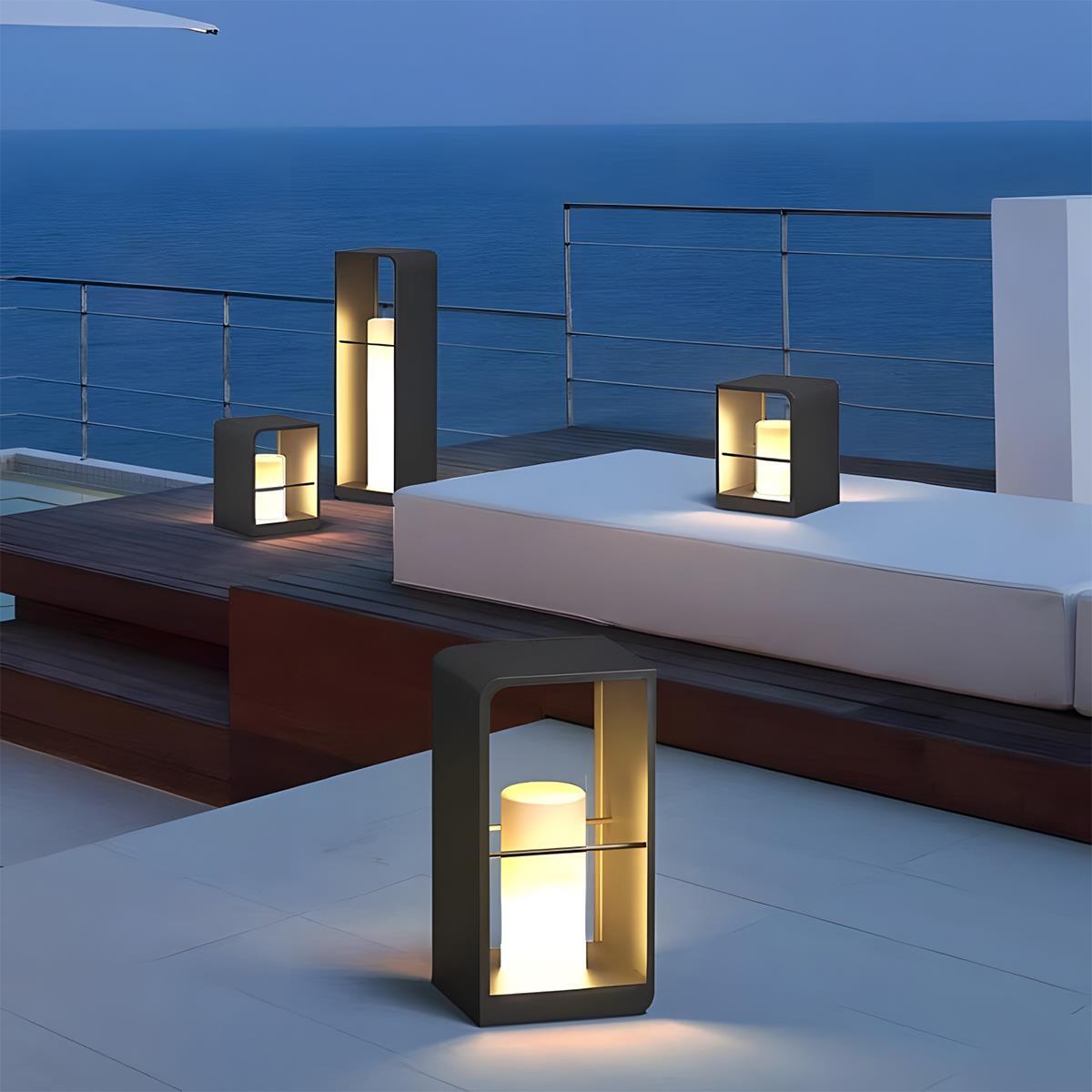 Farol LED de jardín Molvela – en una terraza con vistas al mar