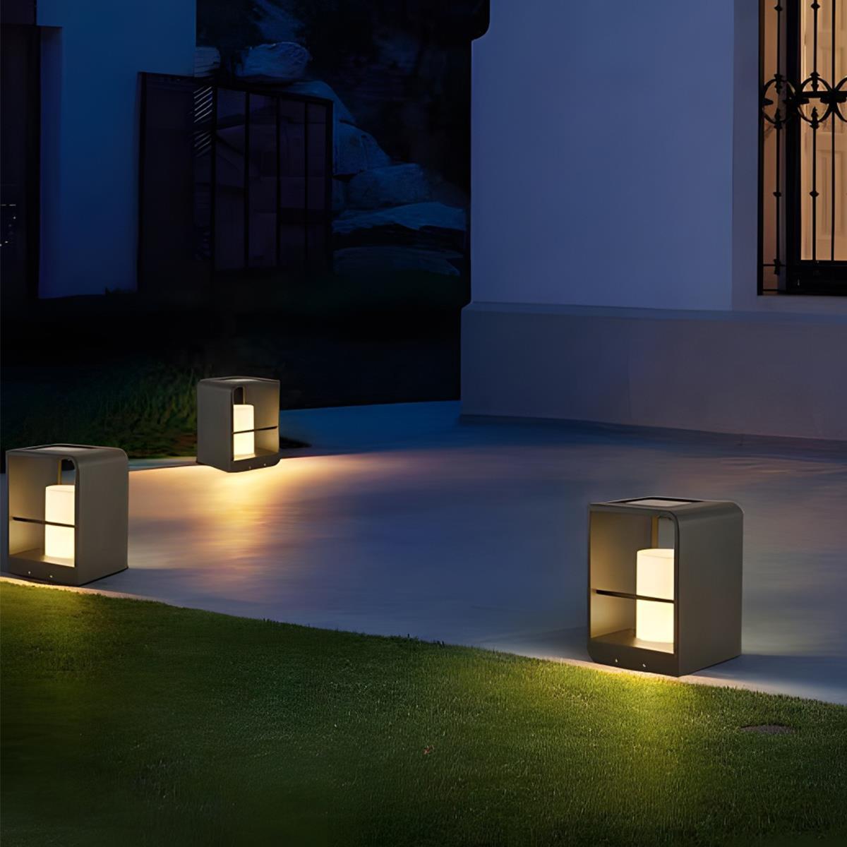 Farol LED de jardín Molvela – en el césped de noche
