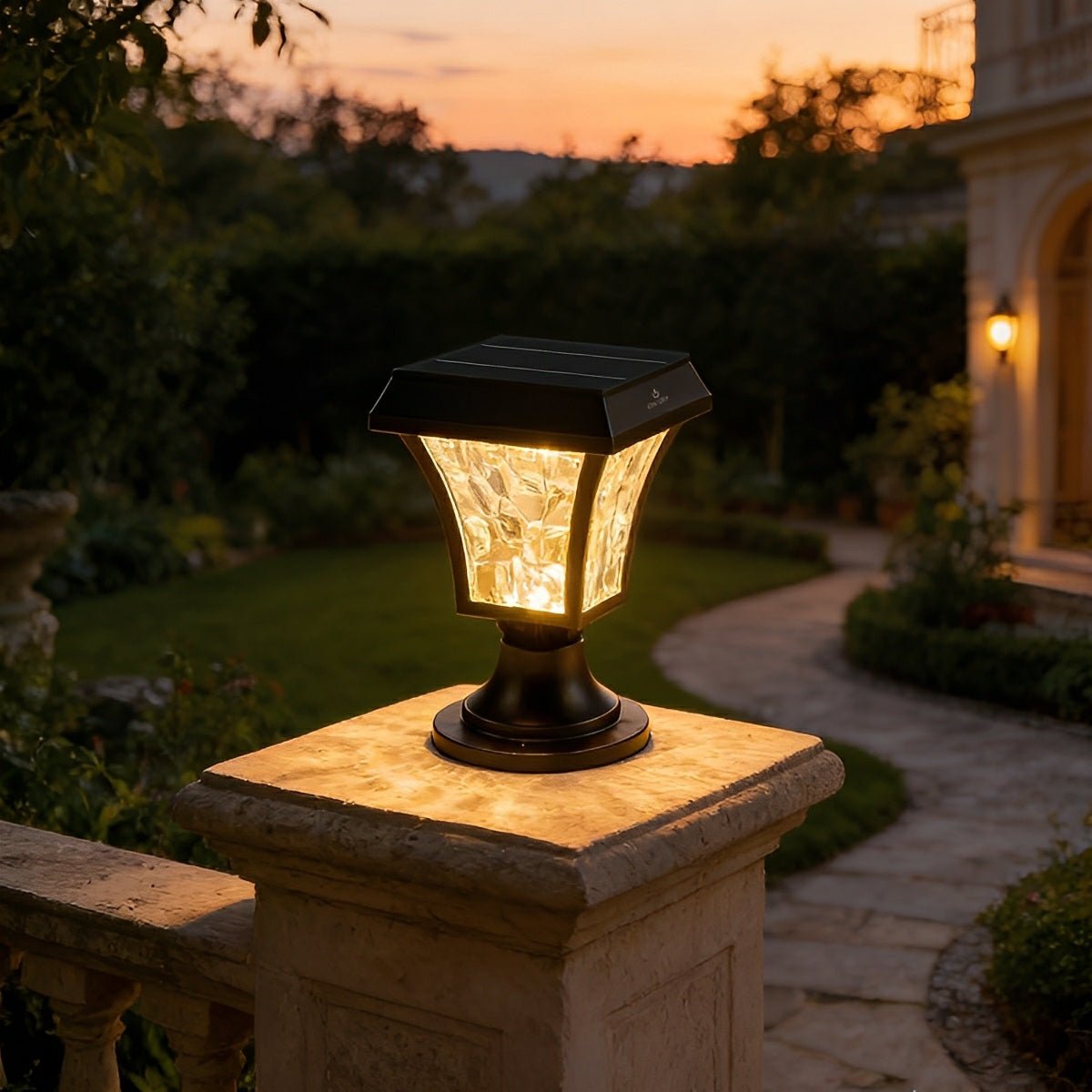 Farol solar para pilar Jaonda – sobre un murete del jardín al atardecer
