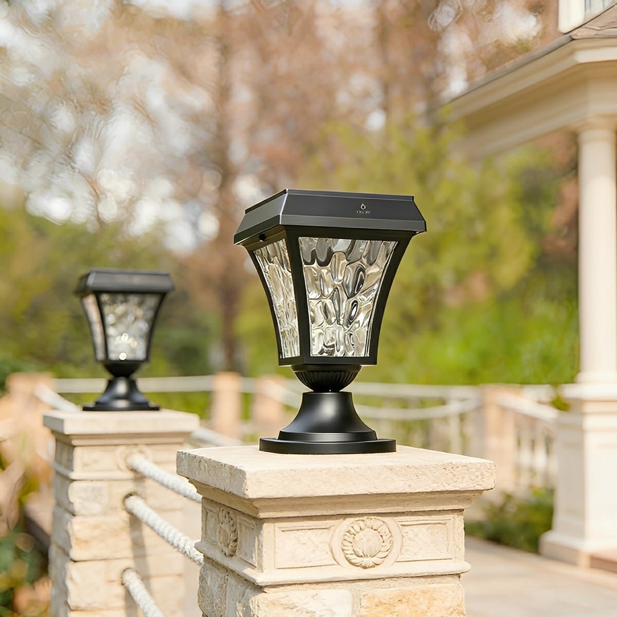 Farol solar para pilar Jaonda – versión de luz fría sobre un pilar