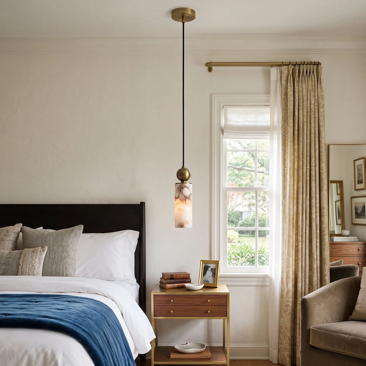 Lámpara colgante de alabastro Cerilda – en latón junto a la ventana de un dormitorio