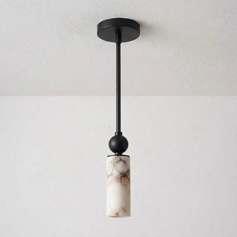 Lámpara colgante de alabastro Cerilda – en negro encendida