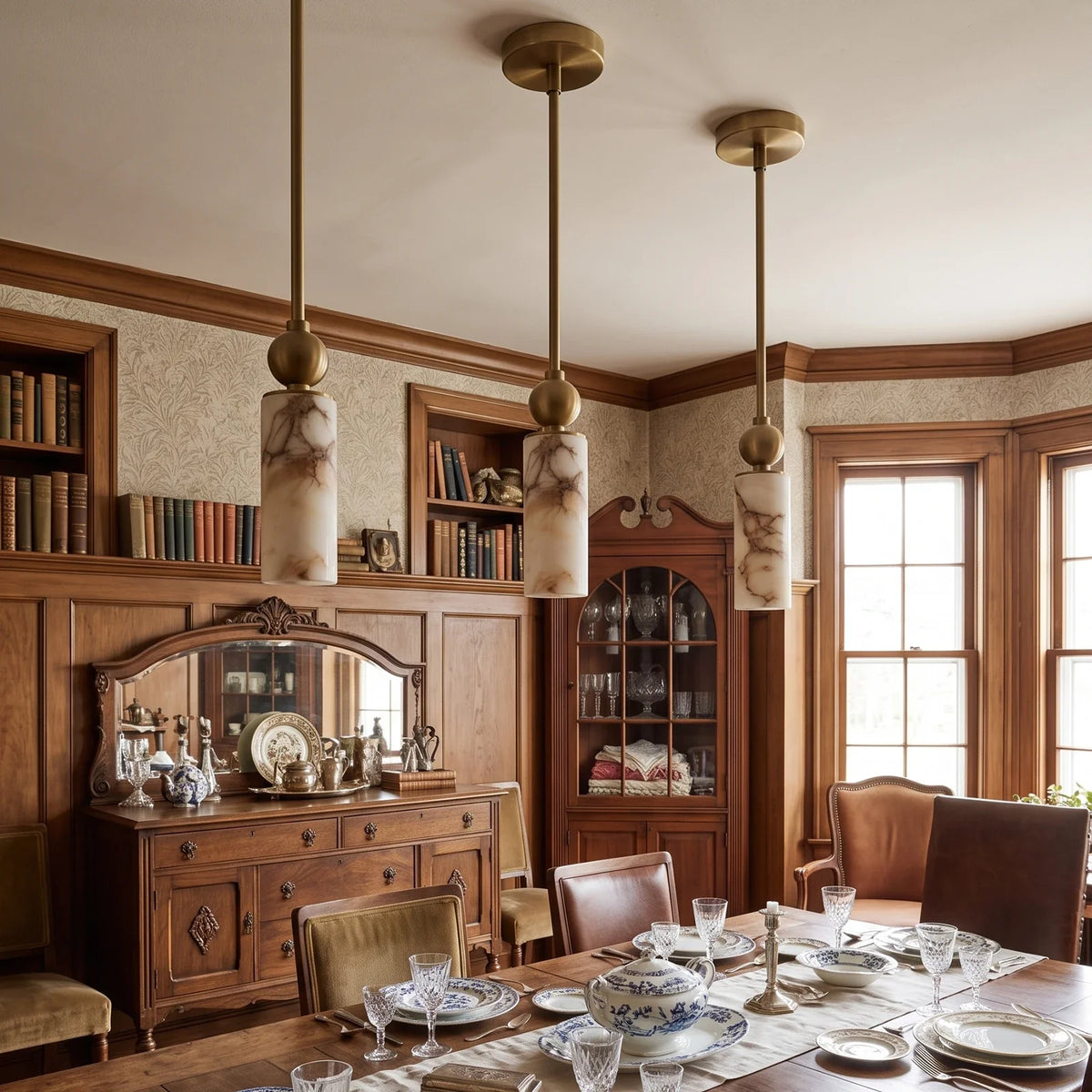Lámpara colgante de alabastro Cerilda – en latón en grupo sobre una mesa de comedor