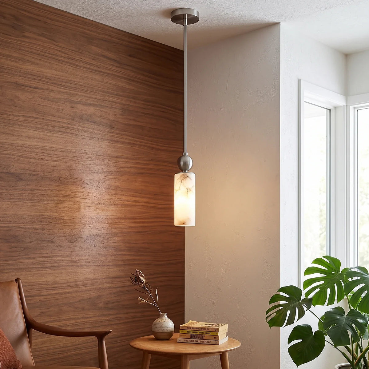 Lámpara colgante de alabastro Cerilda – en níquel junto a una pared de madera
