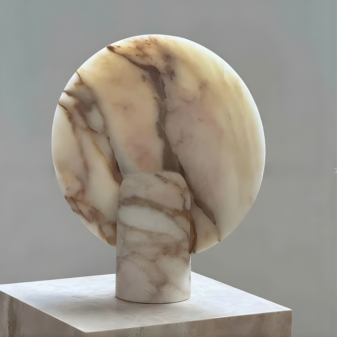 Lámpara de mesa de piedra Solsticia – en mármol Calacatta oro