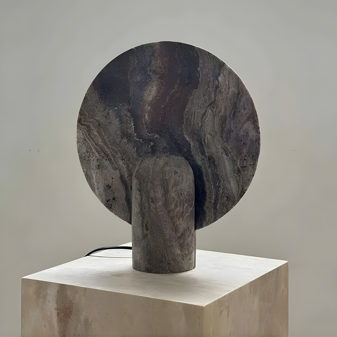 Lámpara de mesa de piedra Solsticia – en travertino gris plata