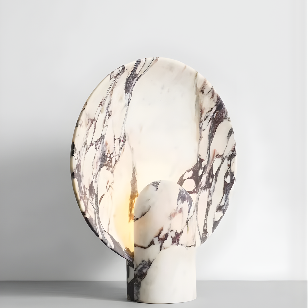 Lámpara de mesa de piedra Solsticia – encendida sobre fondo claro