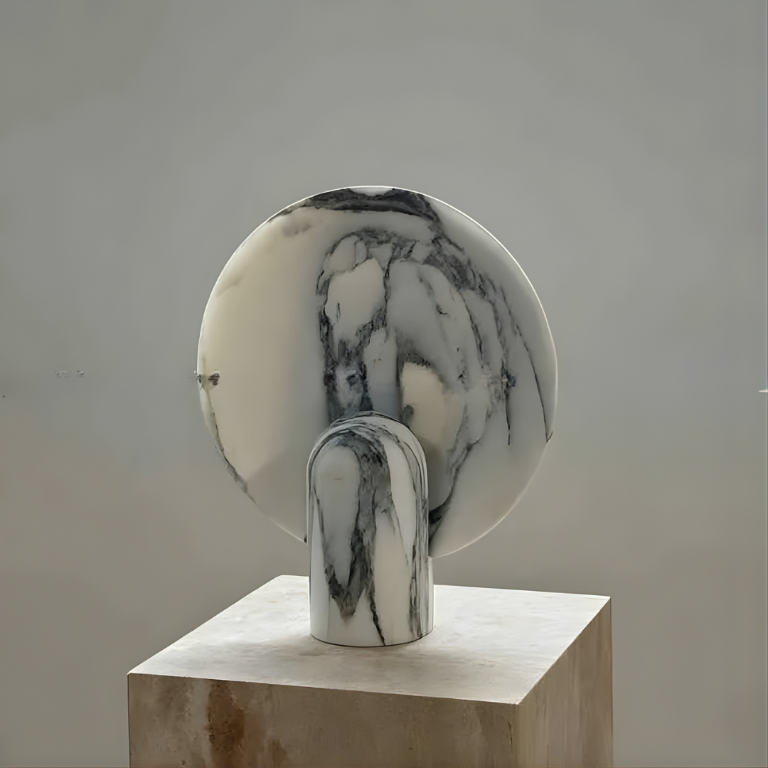 Lámpara de mesa de piedra Solsticia – en mármol blanco veteado sobre un pedestal