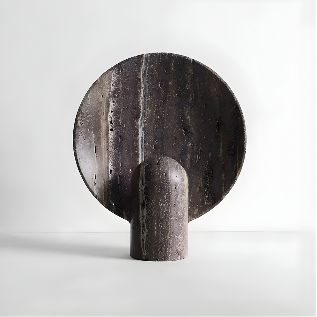 Lámpara de mesa de piedra Solsticia – en travertino gris plata de frente