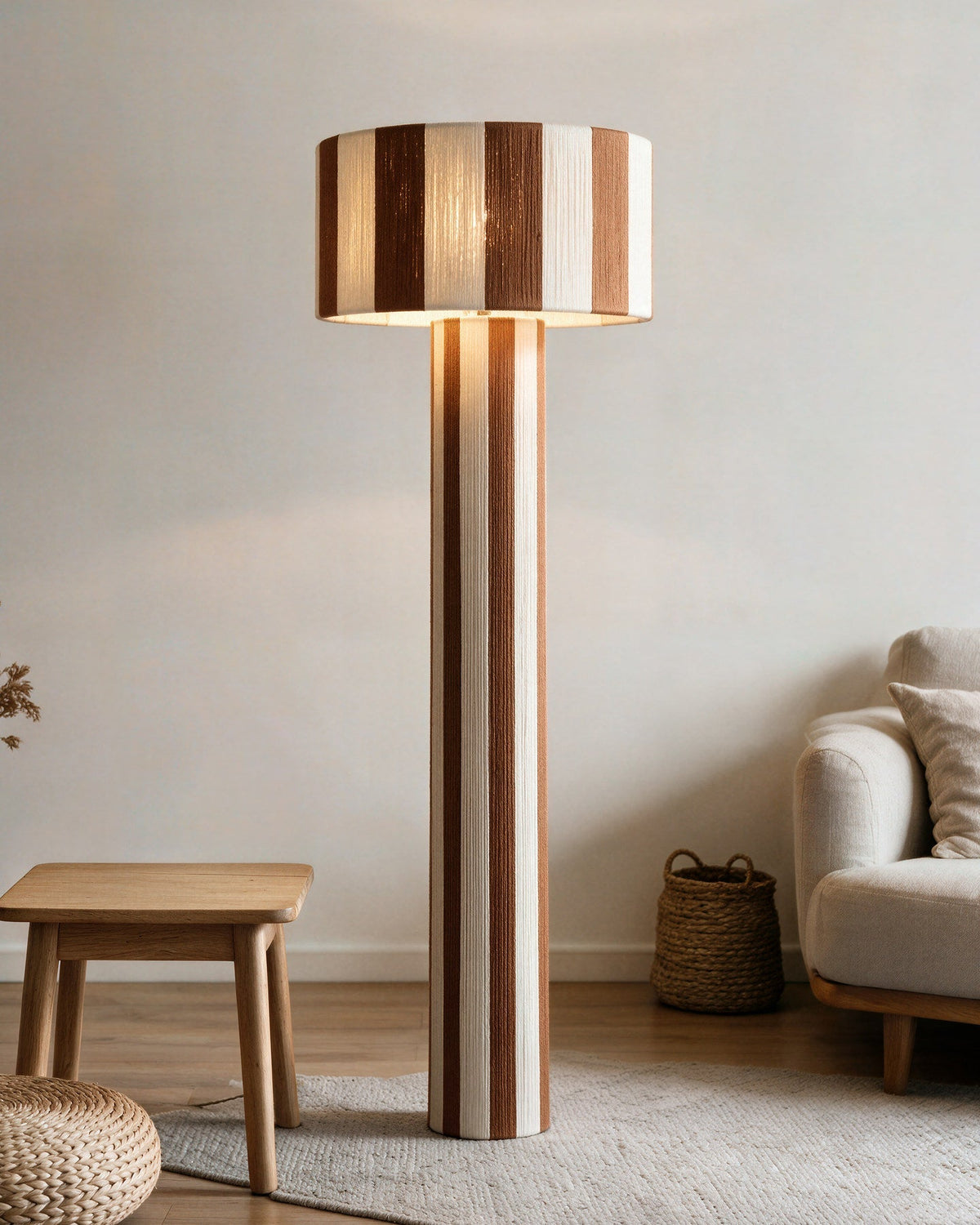 Lámpara de pie columna de hilo a rayas Sombrilda – junto a un sillón
