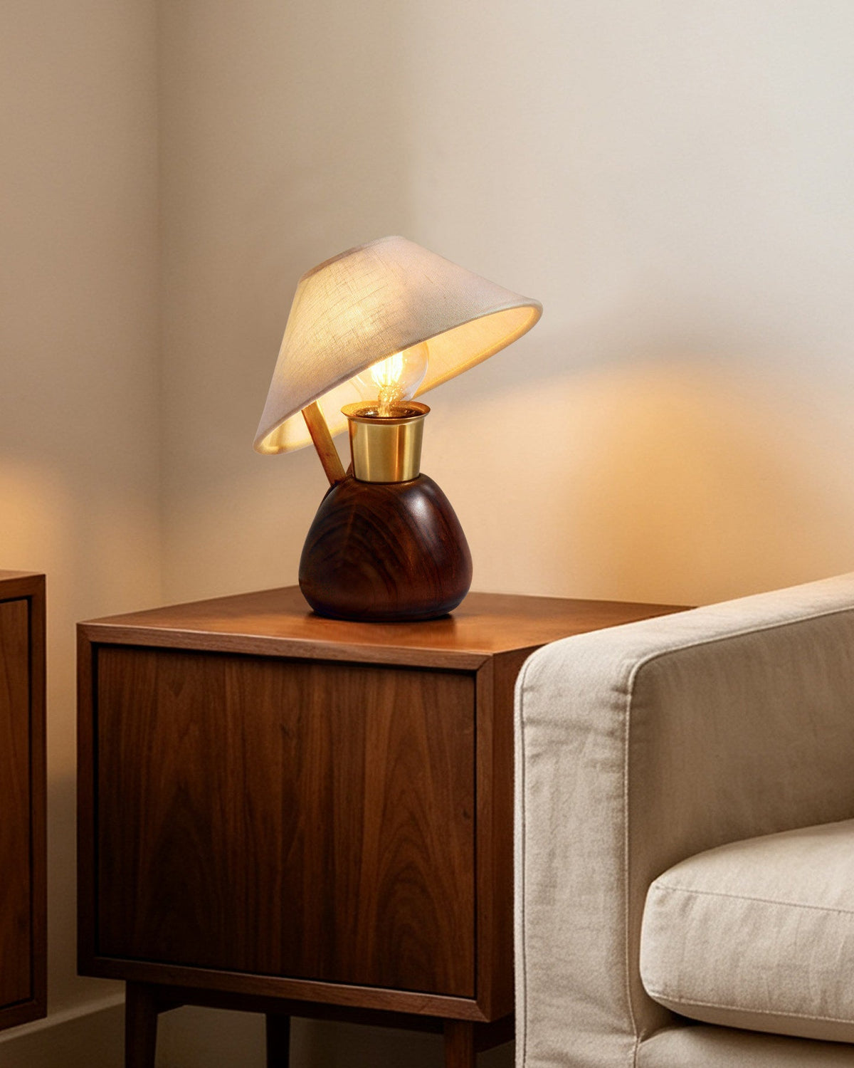 Lámpara de mesa seta de madera Sombrino – en un aparador junto a un sillón