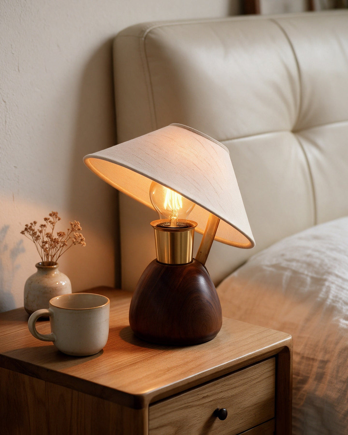 Lámpara de mesa seta de madera Sombrino – en una mesita de noche