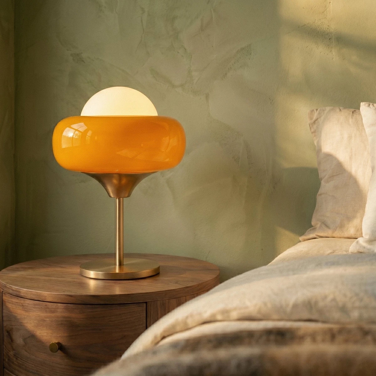 Lámpara de mesa retro Sorbeta – junto a la cama