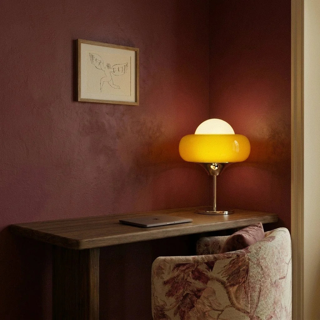 Lámpara de mesa retro Sorbeta – sobre un escritorio de madera
