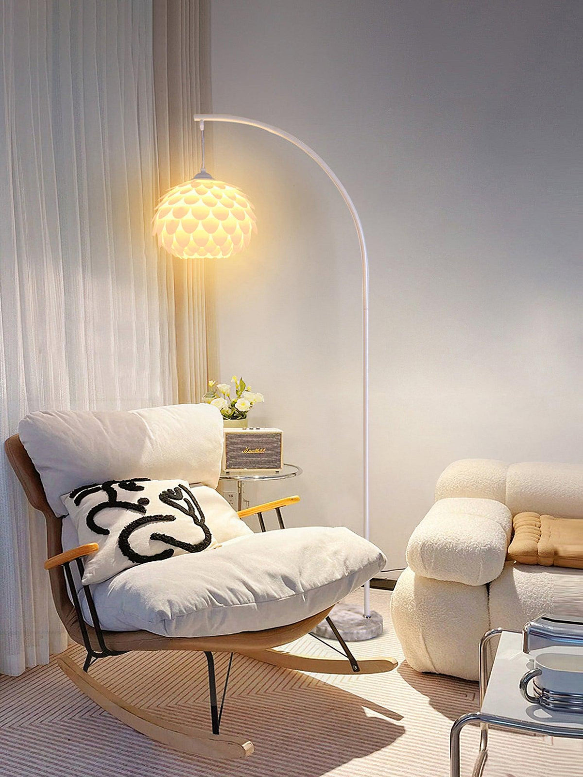 Lámpara de pie arco Squamela en un salón luminoso – imagen 6