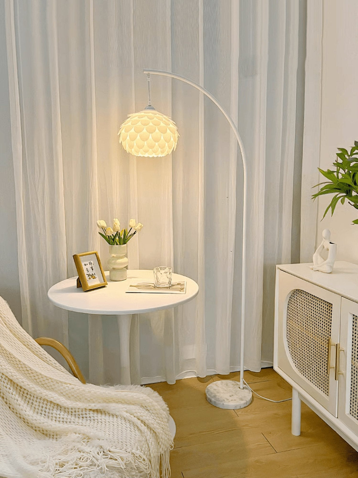 Lámpara de pie arco Squamela en un salón luminoso – imagen 7