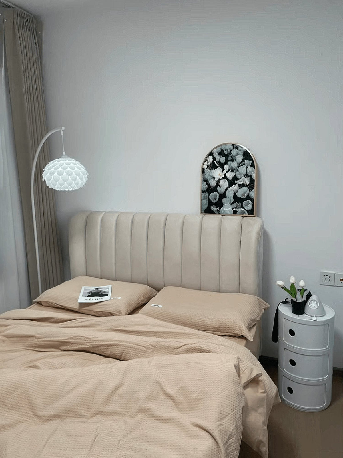 Lámpara de pie arco Squamela en un salón luminoso – imagen 9