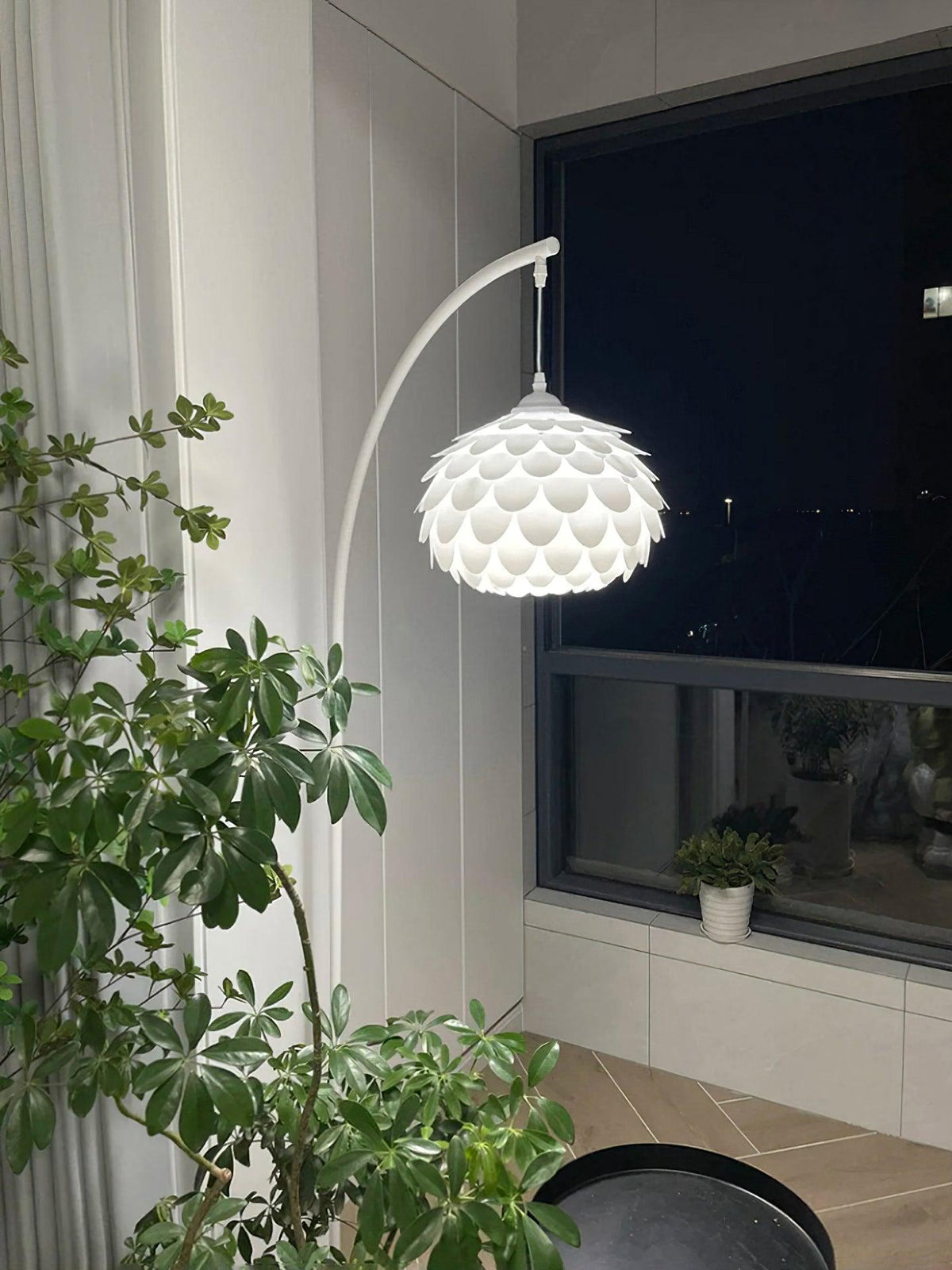 Lámpara de pie arco Squamela en un salón luminoso – imagen 11