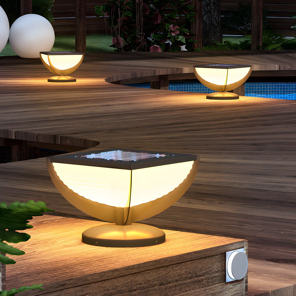 Farol de pilar LED Jacuna – sobre pilares junto a una piscina