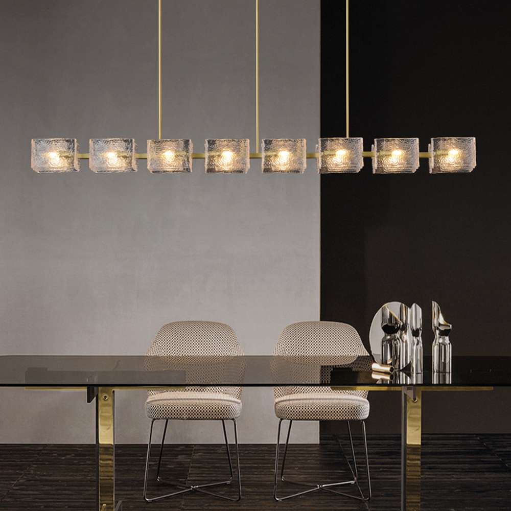 Lámpara colgante lineal Escarcha – de 8 luces sobre una mesa de cristal