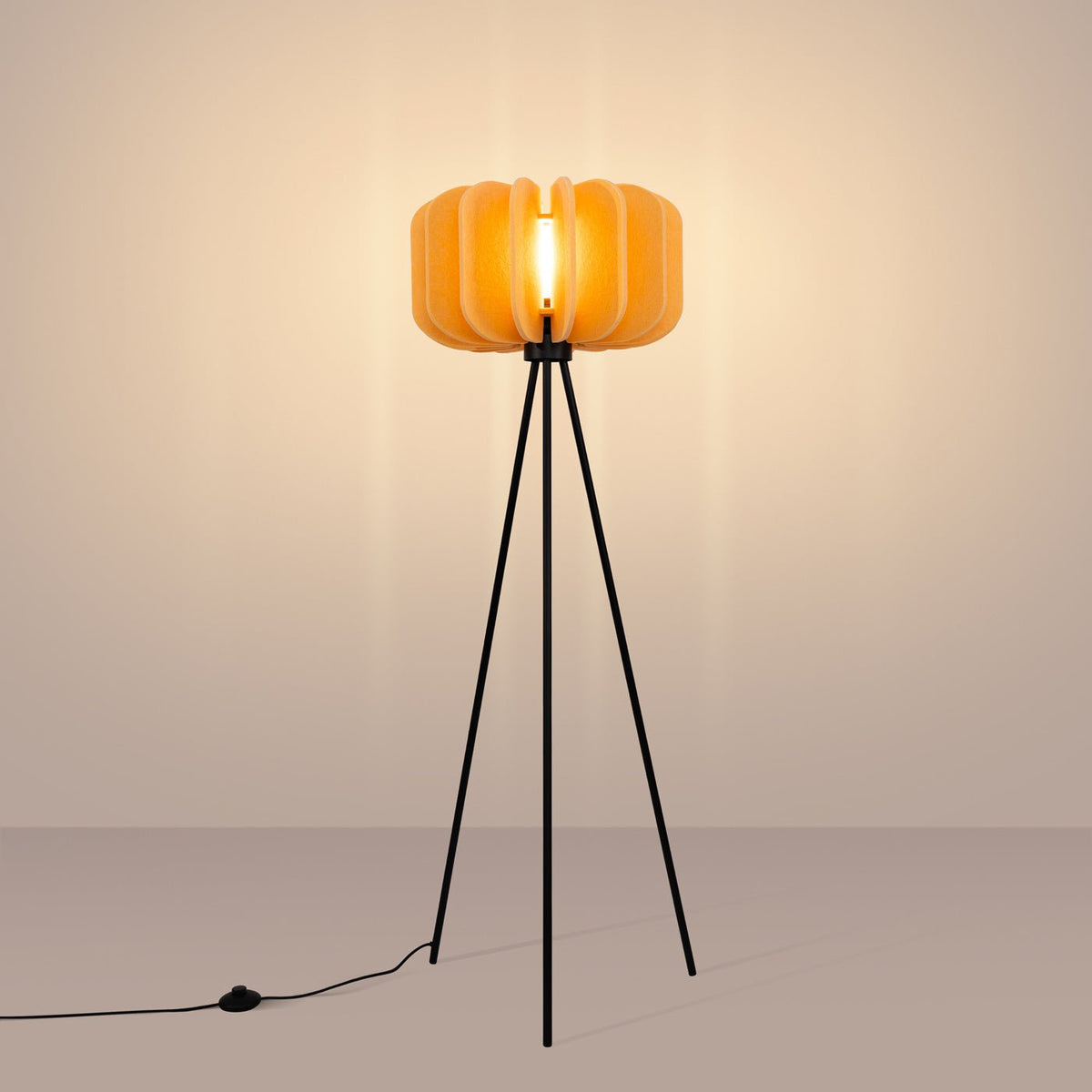 Lámpara de pie Yumara con pantalla de fieltro – en amarillo con luz cálida