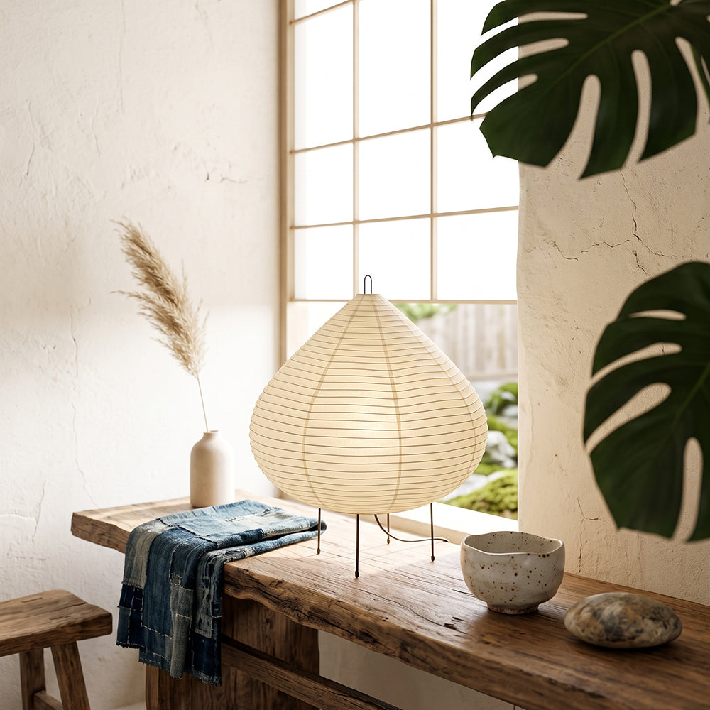 Lámpara de mesa de papel Sutila – encendida junto a una ventana de papel